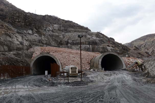 Doğu Anadolu'yu Malatya üzerinden Akdeniz Bölgesine bağlayacak D 850 Karayolu üzerindeki Erkenek Tüneli'nin büyük bir kısmı tamamlandı. Yapımına 2011'de başlanan ancak zeminde bazı sıkıntılar ile aşırı şişme ve deformasyon problemleri nedeniyle planlandığı sürede tamamlanamayan, Malatya'nın Doğanşehir ve Adıyaman'ın Gölbaşı ilçesi arasındaki Erkenek Tüneli'nin kazı destek çalışmalarında sona gelindi. Bin 816 metre uzunluğunda 2 tüpten oluşan tünelin yıl sonuna kadar tamamlanması planlanıyor. ( Volkan Kaşik - Anadolu Ajansı )